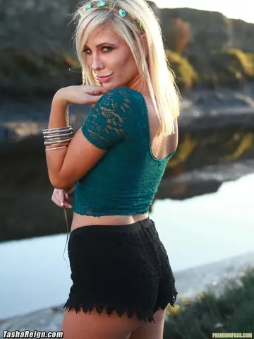 Tasha Reign – Thick Blonde MILF Strips Out of Her Shorts and Boots