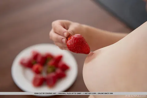Yenn Cat: Brunette Strips Naked and Spreads Her Shaved Pussy in the Kitchen – photo 5 of 18