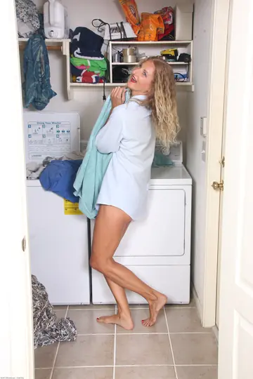 MILF Peels Off Her Clothes and Poses Nude