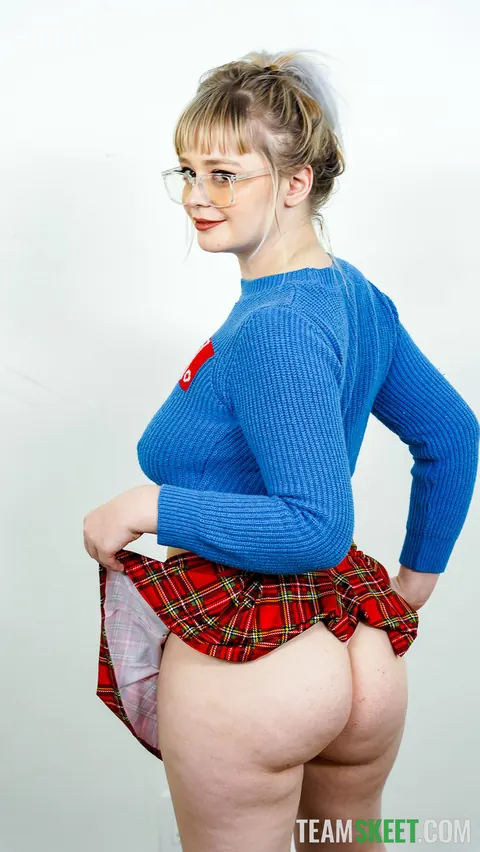 Annie Archer: Thick Blonde in Glasses Gets Fucked Doggy Style – photo 3 of 21