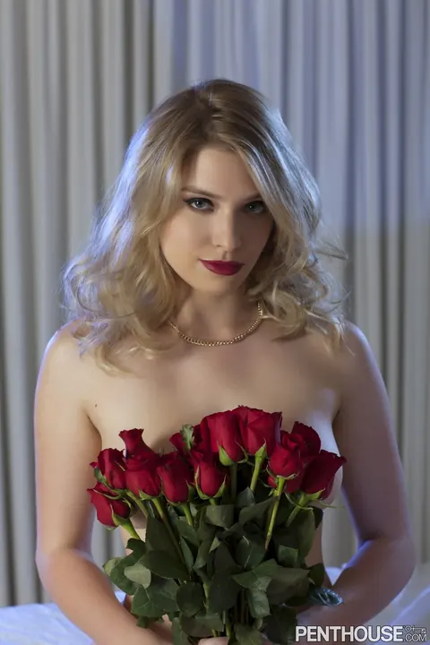 Giselle Palmer: Thick Blonde in Lingerie Spreads Her Pussy on the Bed – photo 10 of 20