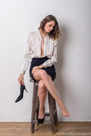 PAWG Shows Her Feet After Heels in a Skirt