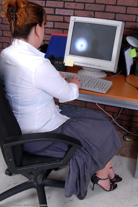 Curvy Mature Woman Strips Off Her Skirt and Spreads in the Office – photo 3 of 21