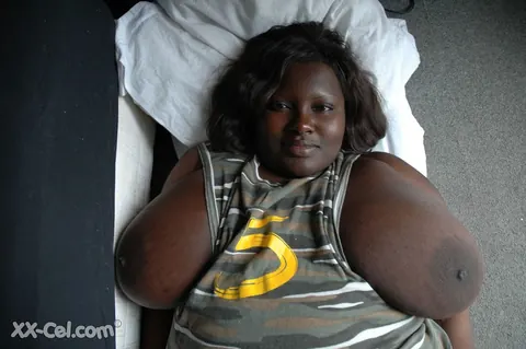 Mariana Kodjo: Curvy Ebony Woman with Big Natural Tits Spreads Her Pussy – photo 10 of 20