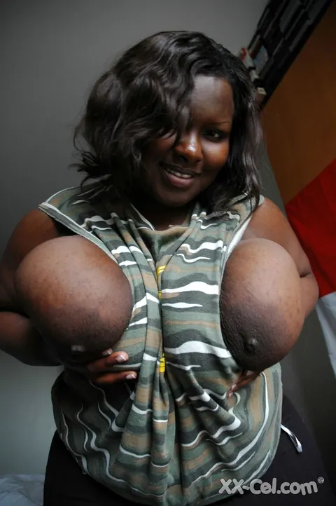 Mariana Kodjo: Curvy Ebony Woman with Big Natural Tits Spreads Her Pussy – photo 5 of 20