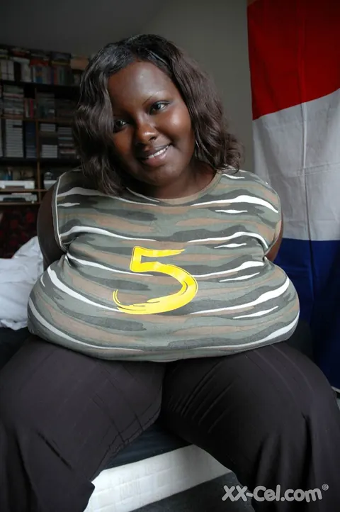 Mariana Kodjo: Curvy Ebony Woman with Big Natural Tits Spreads Her Pussy – photo 2 of 20