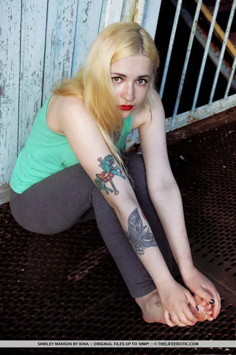Shirley Manson: Tattooed Blonde MILF Sheds Her Yoga Pants and Spreads Outdoors – photo 1 of 16