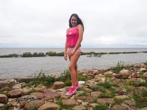 Malyshka Che: Brunette with Small Natural Tits Masturbates with a Vibrator on the Beach – photo 1 of 16