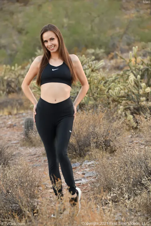 Thick Amateur in Yoga Pants Flashes Her Ass and Spreads Outdoors – photo 9 of 20