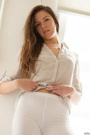 Brunette PAWG Spreads Her Pussy Wide