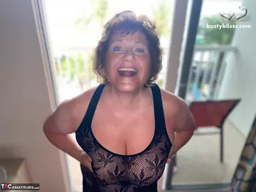 Bustybliss – Thick Brunette MILF Strips and Gives Handjobs in a Threesome