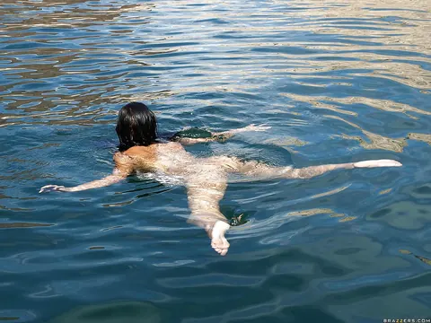 Isis Love: Thick Latina Strips Out of Her Bikini and Swims Naked – photo 16 of 16
