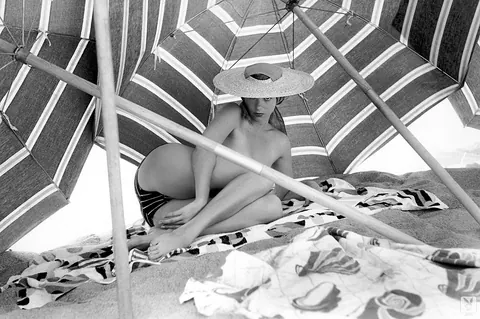 Eve Meyer: Short-Haired Blonde MILF Poses Nude Outdoors – photo 5 of 16
