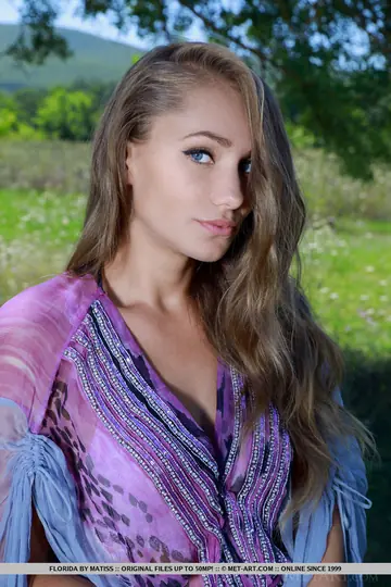Brunette PAWG Spreads Her Ass Outdoors Under a Tree
