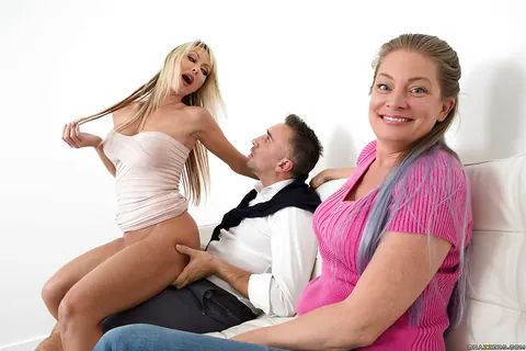 Tylo Duran: Blonde MILF with Big Enhanced Tits Has Threesome Sex – photo 7 of 16