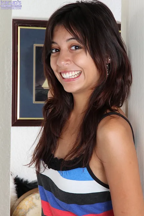 Latina PAWG Peels Off Her Jeans and Spreads Her Legs – photo 1 of 16