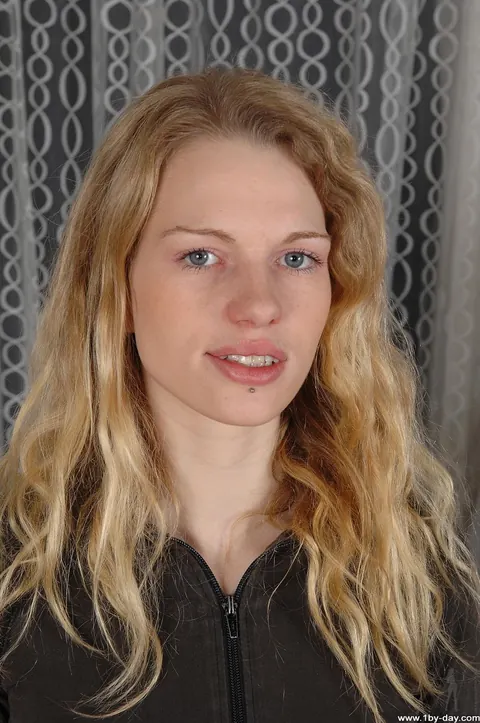 Thick Babe with Big Tits Strips at the Casting in Jeans and Lingerie – photo 2 of 20
