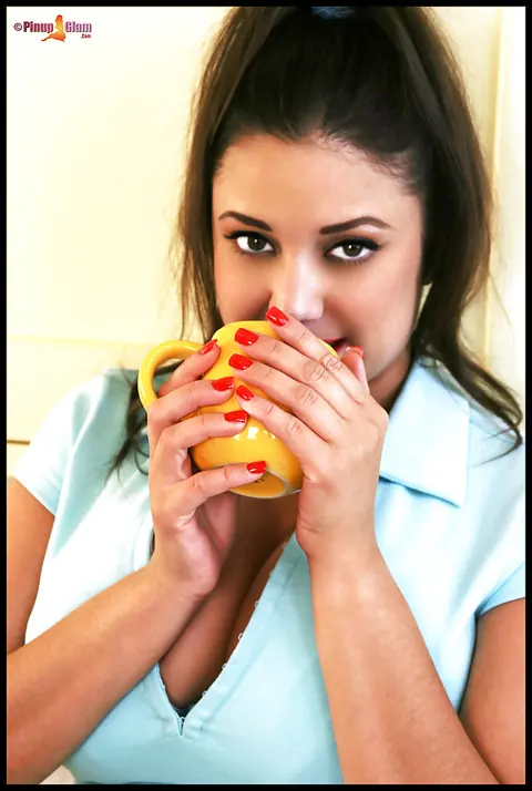 Miriam Gonzalez: Latina BBW Shows Off Her Big Natural Tits in the Kitchen – photo 9 of 16