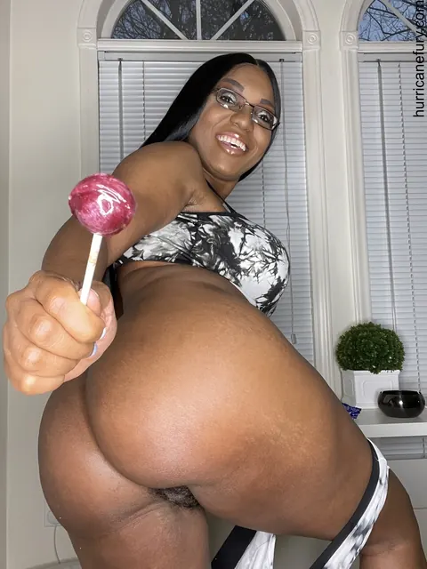 Curvy Ebony MILF in Lingerie and Glasses Shows Off Her Body – photo 5 of 15
