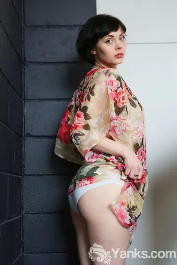 PAWG Australian in Lingerie Uses a Dildo and Spreads