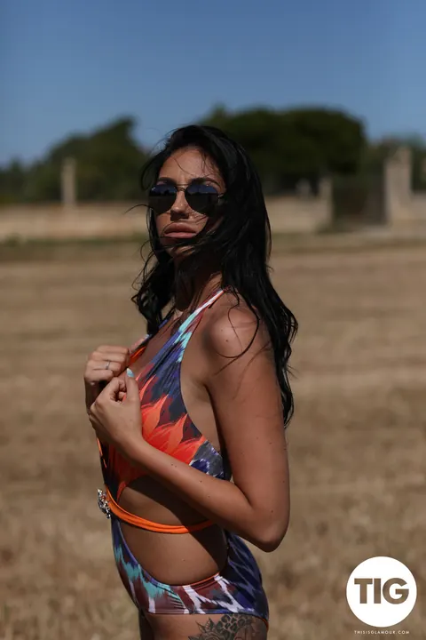 Anya Leigh: British Babe in a Bikini and Glasses Reveals Her Big Tits Outdoors – photo 4 of 21