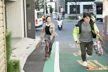 Japanese Brunette Lifts Her Skirt and Spreads Outdoors