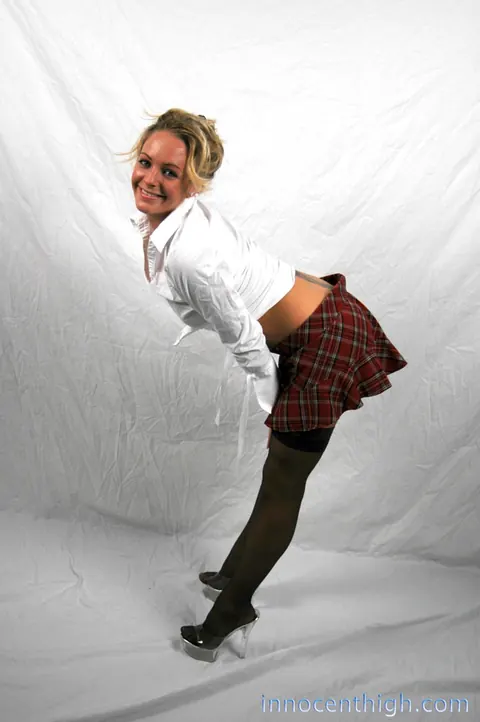 Alexis Stevens: Short-Haired Blonde Lifts Her Mini Skirt and Shows Her Ass – photo 11 of 17