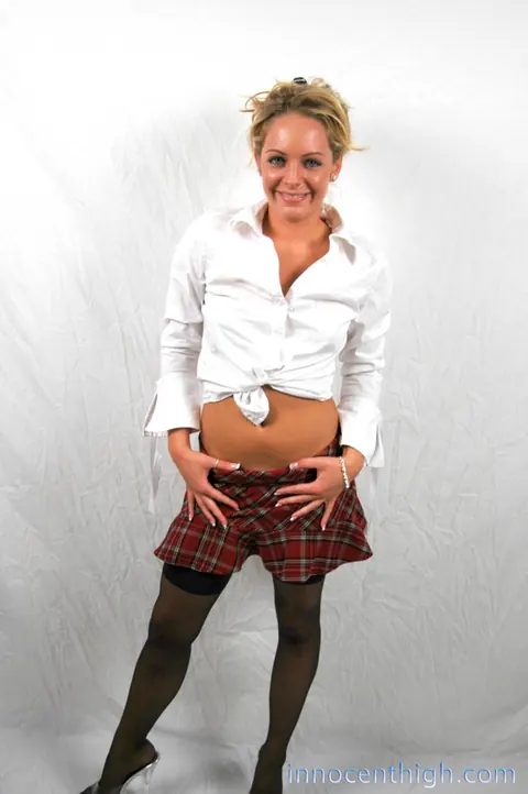 Alexis Stevens: Short-Haired Blonde Lifts Her Mini Skirt and Shows Her Ass – photo 2 of 17