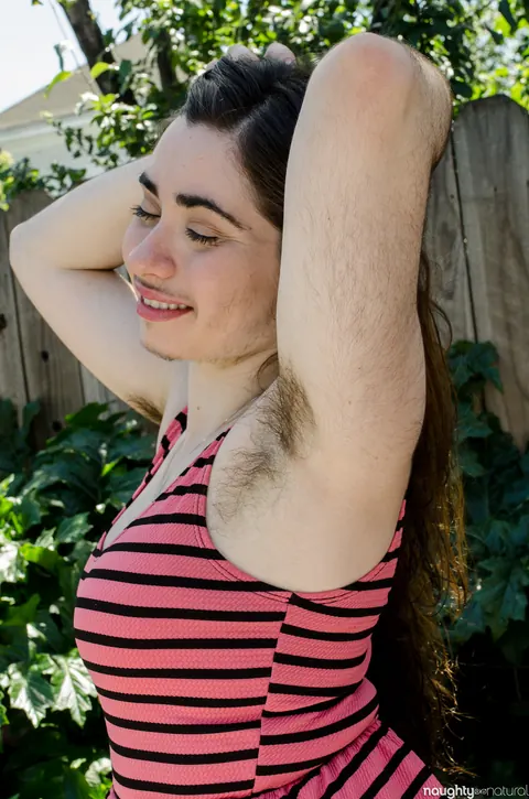 Kisa Fae: Thick Brunette Poses Nude Outdoors Showing Her Hairy Bush – photo 3 of 21