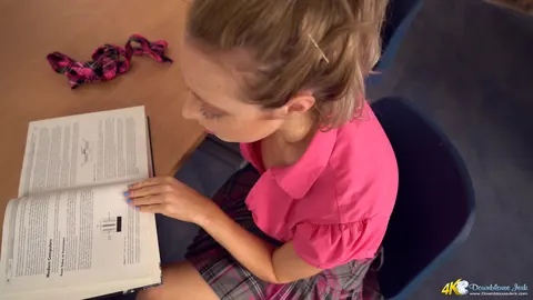 European Woman Reveals Nipple While Reading – photo 4 of 21