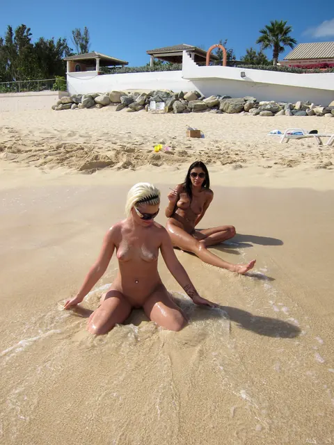 Bibi Noel & Kacey Jordan: Two Blonde Women Kiss and Spread on the Beach – photo 7 of 21