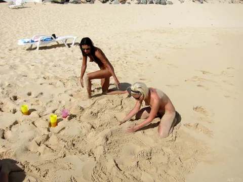 Bibi Noel & Kacey Jordan: Two Blonde Women Kiss and Spread on the Beach – photo 5 of 21