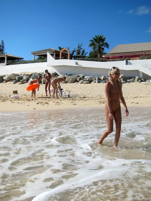 Bibi Noel & Kacey Jordan: Two Blonde Women Kiss and Spread on the Beach – photo 10 of 21