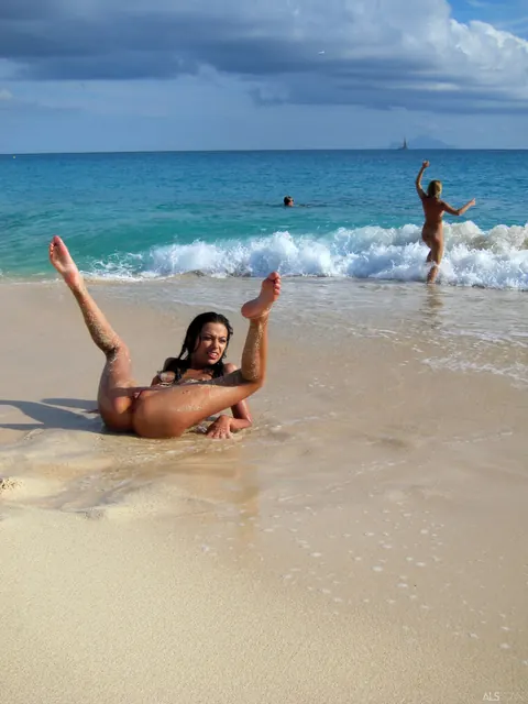 Bibi Noel & Kacey Jordan: Two Blonde Women Kiss and Spread on the Beach – photo 16 of 21
