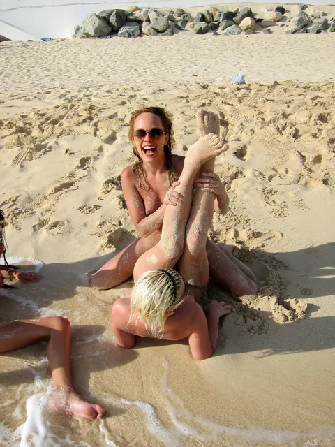 Bibi Noel & Kacey Jordan: Two Blonde Women Kiss and Spread on the Beach – photo 20 of 21