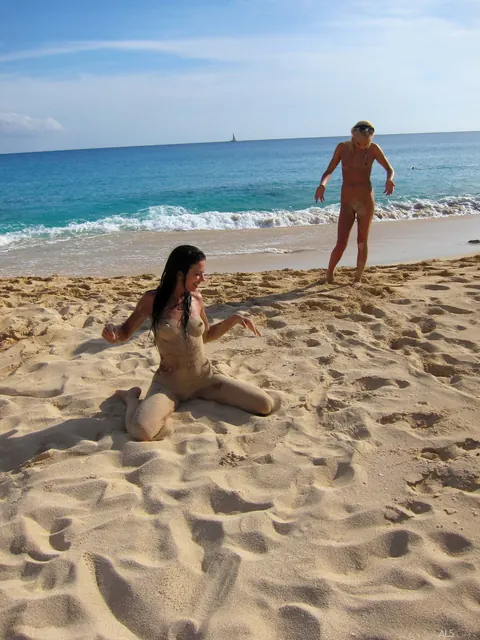 Bibi Noel & Kacey Jordan: Two Blonde Women Kiss and Spread on the Beach – photo 17 of 21