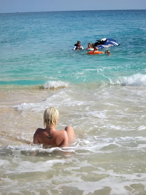 Bibi Noel & Kacey Jordan: Two Blonde Women Kiss and Spread on the Beach – photo 12 of 21