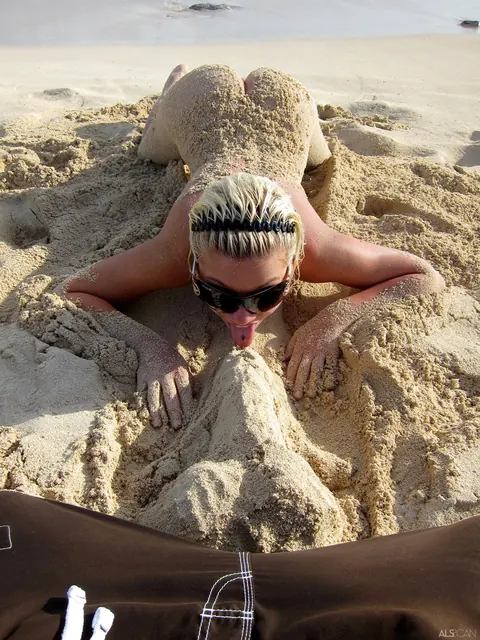 Bibi Noel & Kacey Jordan: Two Blonde Women Kiss and Spread on the Beach – photo 21 of 21