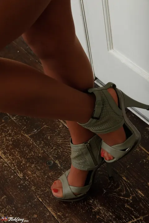 Ruby Summers: British Brunette Exposes Her Big Pierced Tits While Changing Bikini – photo 11 of 12