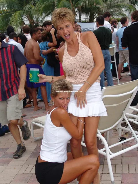 Tracy Lick: Tall Blonde MILF Flashes Her Shaved Pussy and Masturbates on Public Beach – photo 4 of 20