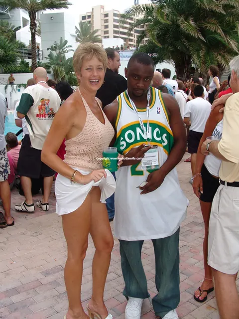 Tracy Lick: Tall Blonde MILF Flashes Her Shaved Pussy and Masturbates on Public Beach – photo 8 of 20