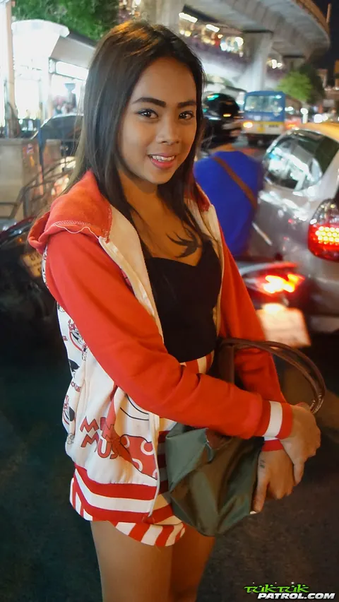 Thai Brunette in Shorts Takes a Creampie – photo 1 of 20