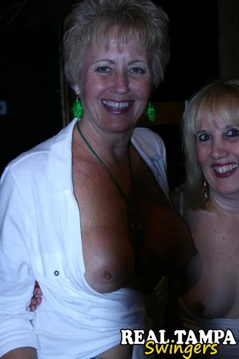 Mandi McGraw & Tracy Lick: Mature Blonde in Glasses Has a Threesome – photo 10 of 20