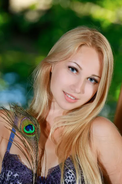 Tall Russian Blonde Undresses and Spreads Her Shaved Pussy – photo 1 of 21