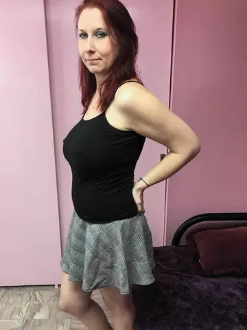 Lia Shayde – Busty Redhead MILF Fingers Her Shaved Pussy and Fucks a Dildo