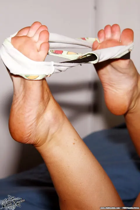 Kayden Kross: Blonde MILF Peels Off Her Panties and Shows Her Feet – photo 18 of 20