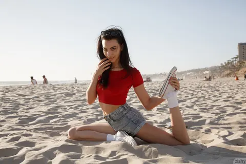 Araya Acosta: Tall Skinny Brunette Flashes Her Bare Ass in Denim Shorts on the Beach – photo 11 of 11