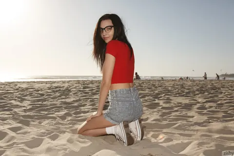 Araya Acosta: Tall Skinny Brunette Flashes Her Bare Ass in Denim Shorts on the Beach – photo 9 of 11