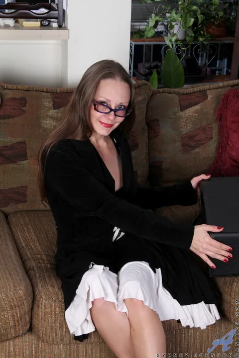 Alexis Smith: Brunette MILF with Big Tits Uses a Toy on Her Trimmed Pussy – photo 1 of 21
