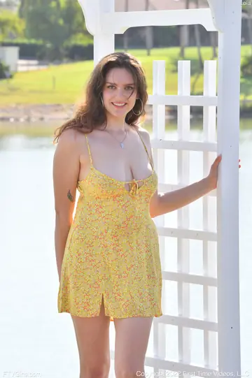 Lola Sinn – Brunette with Big Natural Tits Flashes and Spreads Outdoors